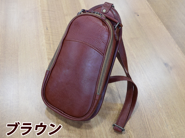 レザーボディバッグ中