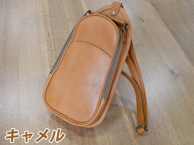 レザーボディバッグ中