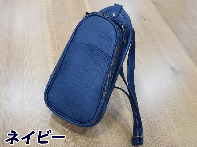 レザーボディバッグ中