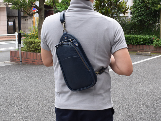 レザーボディバッグ中